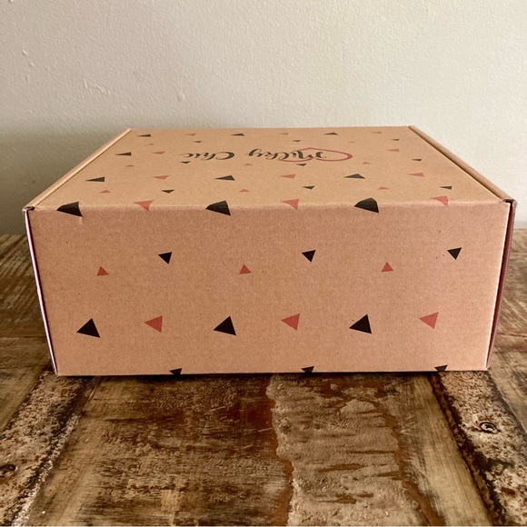 Gift Box with Cup, Makeup Bag, & Notebook - New - Milky Chic - Picture 5 of 15